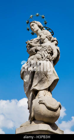 Skulptur der Madonna mit Kind auf einem Hintergrund des blauen Himmels. Wroclaw. Polen Stockfoto