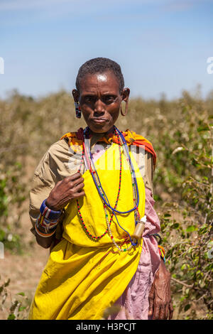 Masai Mara, Kenia, Afrika - 12. Februar 2010-Frau in traditioneller Kleidung Stockfoto