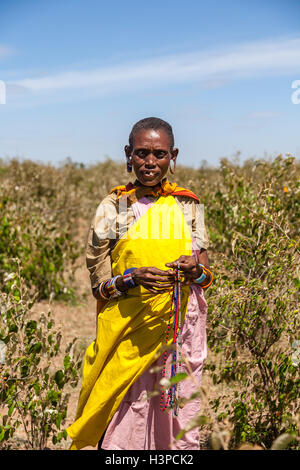 Masai Mara, Kenia, Afrika - 12. Februar 2010-Frau in traditioneller Kleidung Stockfoto