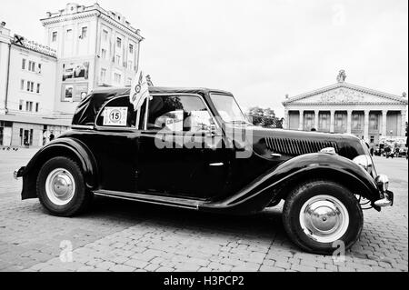 Tarnopol, Ukraine - 9. Oktober 2016: Alte Retro-Oldtimer BMW 326 cabriolet Stockfoto