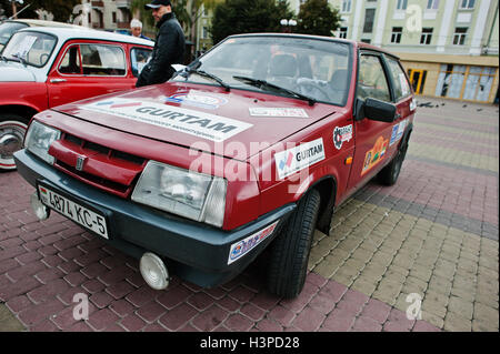 Tarnopol, Ukraine - 9. Oktober 2016: Rote VAZ 2108 Stockfoto