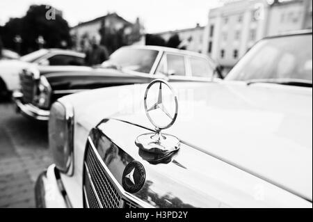 Tarnopol, Ukraine - 9. Oktober 2016: Logo des Retro-Oldtimer Mercedes-Benz Stockfoto