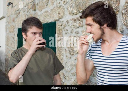 zwei Freunde, ein Getränk und im freien sprechen Stockfoto