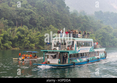 Ein Touristenboot voller Touristen reisen die herrliche Panoramastraße entlang dem Li-Fluss Stockfoto