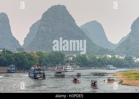 Reiseverkehr-Boote bei bewölktem Wetter auf dem Li Fluss, Yangshuo Stockfoto