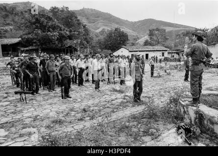 CHALATENANGO, EL SALVADOR, FEB 1984: - Innerhalb der FPL-Guerilla Zones of Control - spricht Comandante Douglas einen Teil der Guerilla, die für eine Offensive gesammelt hatte. Stockfoto