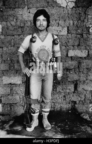 CHALATENANGO, EL SALVADOR, FEB 1984: - im Rahmen der FPL-Guerilla Zonen der Steuerung als FPL Guerilla-Kämpfer, mit USA Anlagen.  Schätzungen gehen davon aus, dass 23 % des Kit geliefert der salvadorianischen Armee den Weg in die FMLN gemacht. Stockfoto