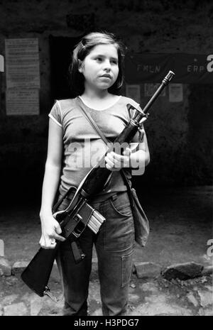CHALATENANGO, EL SALVADOR, FEB 1984: - Innerhalb der FPL-Guerilla Zones of Control - hält ein junges Mädchen eine M16-Gewehr. Stockfoto