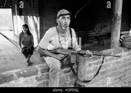 CHALATENANGO, EL SALVADOR, FEB 1984: - innerhalb der FPL Guerilla Zonen der Steuerung Mitglied der PPL-Miliz. Stockfoto