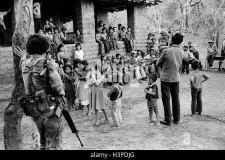 CHALATENANGO, EL SALVADOR, FEB 1984: - innerhalb der FPL-Guerilla Zonen der Steuerung - versammeln sich für einen Abend voller Musik. Stockfoto
