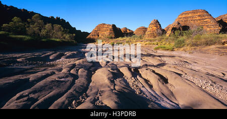 Dry Piccaninny Creek Mäandern durch Sandstein Bienenstöcke, Stockfoto