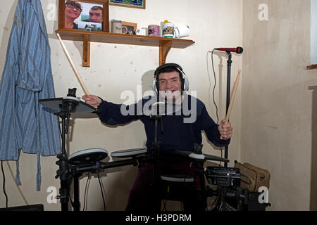 Menschen mit Lernschwierigkeiten zu Hause spielen e-drums Stockfoto