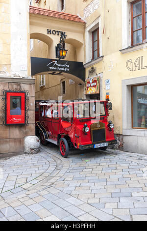 Bratislava, Slowakei - 7. Mai 2013: Touristen in einem Bus auf der Straße Stockfoto