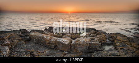 Sonnenaufgang über dem Meer an der Priester Badewanne (Prastens Badkar) sand Vulkan Bildung an der Küste von. Vik, Simrishamn, Skåne, Schweden, Skandinavien. Stockfoto