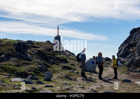 Cairn Kennzeichnung hohe zeigen blaue Route unterwegs mit Menschen wandern, Jakobshavn Iceford und Halligen Bakke. Ilulissat-West-Grönland Stockfoto