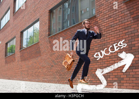 junger Geschäftsmann in einer Stadtstraße ausgeführt Stockfoto