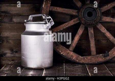 Aluminiumdose Wasser und alten Rad Stockfoto