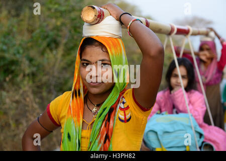 PALITANA, Gujarat, Indien - Januar 25: Indische Frau, die auf dem Kopf transportiert Pilger zu den heiligen Palitana top Stockfoto