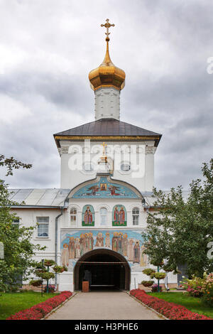 Jaroslawl, Russland - 10. September 2016: Ansichten des Heiligen Tore und St. Nikolaus der Wolke tagsüber. Svyato-Wwedenski Tolgsky Stockfoto