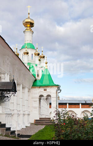 Jaroslawl, Russland - 10. September 2016: Ansichten des Heiligen Tore und St. Nikolaus der Wolke tagsüber. Svyato-Wwedenski Tolgsky Stockfoto