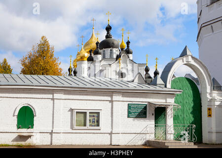 Jaroslawl, Russland - 10. September 2016: Ansichten des Heiligen Tore und St. Nikolaus der Wolke tagsüber. Svyato-Wwedenski Tolgsky Stockfoto