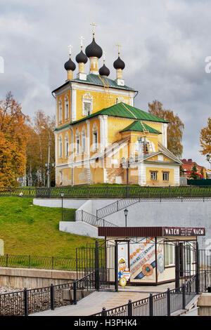 UGLITSCH, Russland - 23. September 2016: Kirche der Heiligen Märtyrer Florus und Laurus am Ufer des Flusses, Uglitsch, Russland Stockfoto