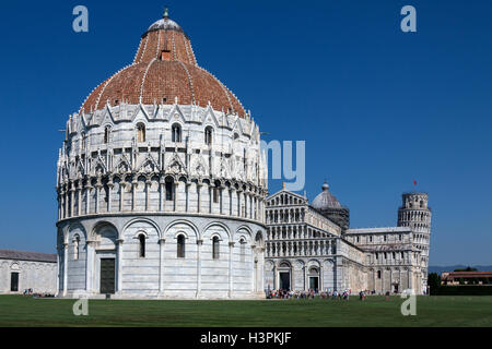 Domplatz (Piazza dei Miracoli) in der Stadt Pisa in der Toskana in Mittelitalien. Das Baptisterium des Heiligen Johannes, der Kathedrale Stockfoto