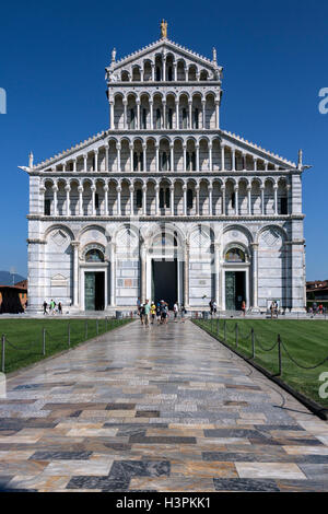 Duomo di Pisa in der Stadt Pisa in Italien. Die Kathedrale befindet sich in Piazza dei Miracoli zwischen Baptisterium des Johanniterordens und Stockfoto