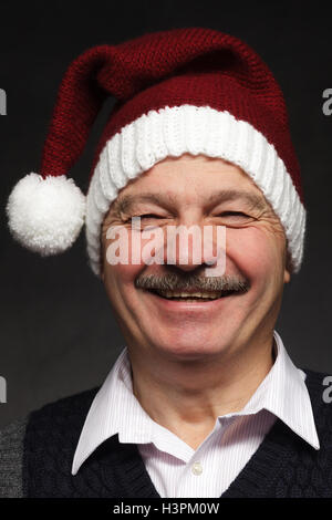 Glücklicher Mensch in ein neues Jahr Kappe lachen. Vorbereitung auf Weihnachten und Neujahr Stockfoto