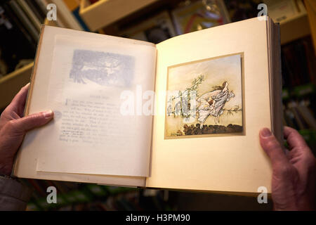 Kopie von Peter Pan, illustriert von Arthur Rackham Wert £300, die an der Oxfam-Buchhandlung in Thame gespendet wurde 1912 Stockfoto