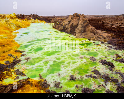 Schwefel-See-Dallol in der Danakil-Senke, Äthiopien. Der See mit seinen Schwefelquellen ist der heißeste Ort auf der Erde. Stockfoto