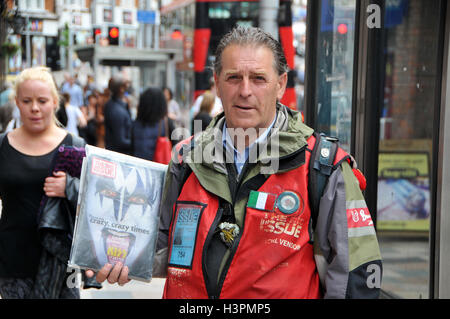 London, UK, 11. Juni 2016, italienische Big Issue Verkäufer vor Bahnhof Clapham Junction, Wandsworth. Stockfoto