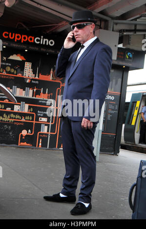 London, UK, 11. Oktober 2016, Mann gekleidet im Stil der Blues Brothers am Bahnhof Clapham Junction. Stockfoto