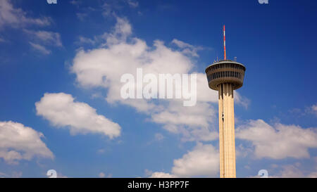 Tower of the Americas in San Antonio, Texas gegen blauen Himmel und Wolken Stockfoto