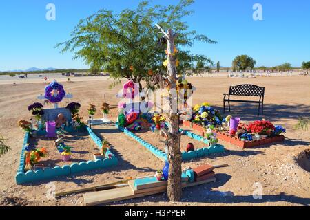 Wüste, Friedhof, Friedhof, bunte Gräber, Grabsteine, ruhig, gelassen, Baum, Bank, Schatten, Arizona, America, USA Stockfoto