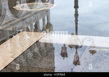 Reflexion der Dogenpalast in einem Pool am Markusplatz entfernt (Venedig, Italien) Stockfoto