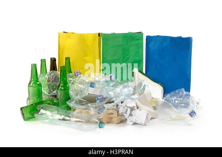 Haufen Altpapier, Kunststoff und Glasflaschen sind auf dem weißen Hintergrund. Stockfoto