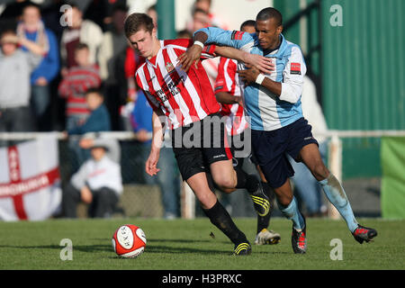 Ross Wall von unterstützt Verwicklungen mit Reiss Noel - AFC unterstützt Vs Brentwood Town - Ryman League Premier Division Fußball im Stadion - 16.10.10 Stockfoto