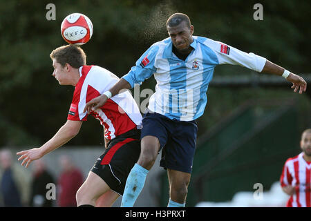 Reiss-Noel von Brentwood steigt mit Ross Wall - AFC unterstützt Vs Brentwood Town - Ryman League Premier Division Fußball im Stadion - 16.10.10 Stockfoto