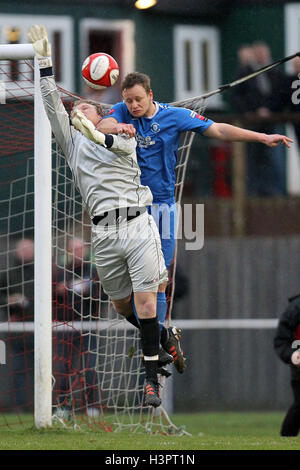 Joe Woolley von unterstützt Verwicklungen mit Sam Nunn von Bury Town - AFC unterstützt Vs Bury Town - Ryman League Premier Division Play-off-Halbfinale Fußball im Stadion, Upminster Bridge, Essex - 05.02.12 Stockfoto