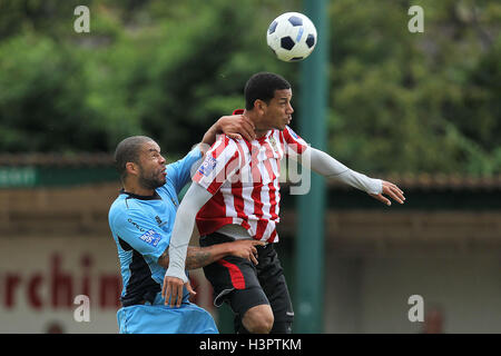 Leon McKenzie von unterstützt und Ian Simpemba in Antenne Aktion - AFC unterstützt Vs Dover Athletic - Blue Square Conference South Fußball auf das Stadion, Upminster Bridge, Essex - 25.08.12 Stockfoto