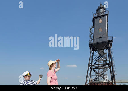 Mutter und Sohn im Wattenmeer, Dorum Leuchtturm, Wurster Land, Niedersachsen, Deutschland Stockfoto