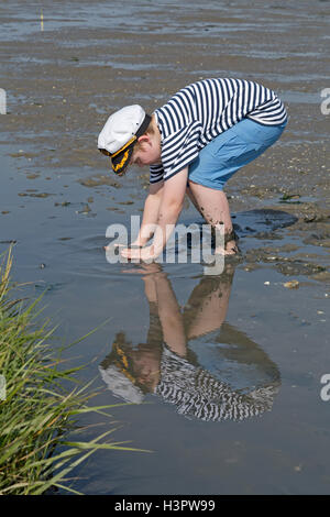 Junge im Wattenmeer, Dorum, Wurster Land, Niedersachsen, Deutschland Stockfoto