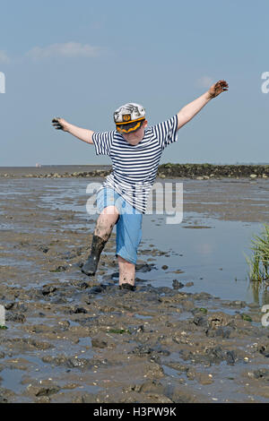 Junge im Wattenmeer, Dorum, Wurster Land, Niedersachsen, Deutschland Stockfoto