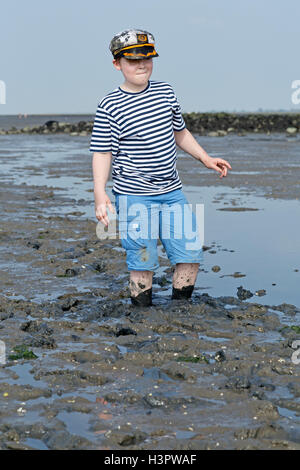 Junge im Wattenmeer, Dorum, Wurster Land, Niedersachsen, Deutschland Stockfoto