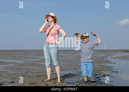 Mutter und Sohn im Wattenmeer, Dorum, Wurster Land, Niedersachsen, Deutschland Stockfoto