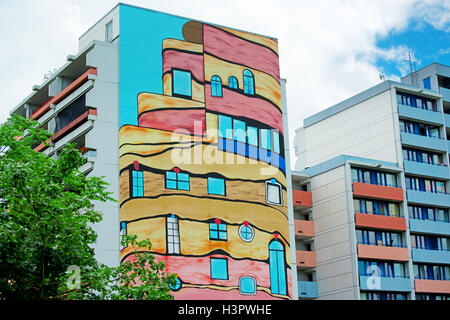 urkomisch Bild an der Wand von einem Wohnblock Stockfoto