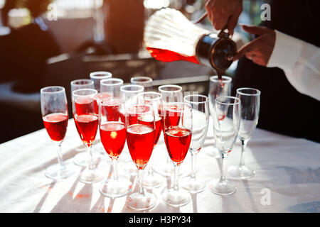 Roten Saft Getränke im Kristallgläser auf dem Tisch Stockfoto