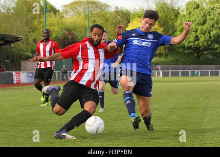 Michael Spencer in Aktion für unterstützt - AFC unterstützt Vs Metropolitan Police - Ryman League Premier Division Fußball im Stadion, Avenue Bridge - 26.04.14 Stockfoto