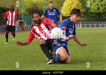 Michael Spencer in Aktion für unterstützt - AFC unterstützt Vs Metropolitan Police - Ryman League Premier Division Fußball im Stadion, Avenue Bridge - 26.04.14 Stockfoto